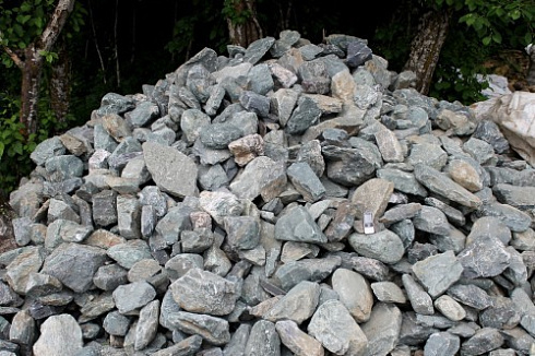 Kamenclub.ru: Гранит скальник (серо-зеленый) фр. 100-500 мм.  купить в Сургуте гранит зеленый, серый, салатовый крупный ландшафтный валун 6 000 руб/т   фото КАМЕНЬ КЛУБ