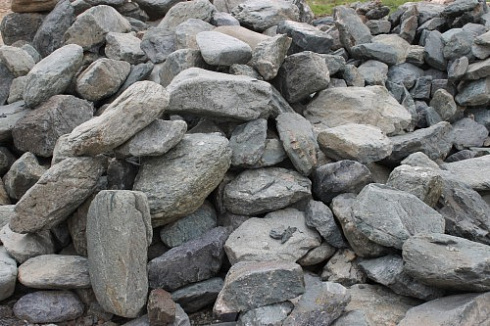 Kamenclub.ru: Гранит скальник (серо-зеленый) фр. 100-500 мм.  купить в Сургуте гранит зеленый, серый, салатовый крупный ландшафтный валун 6 000 руб/т   фото КАМЕНЬ КЛУБ