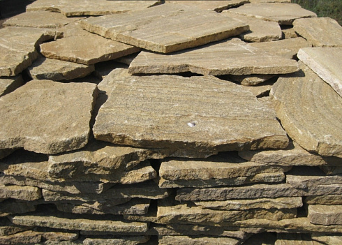 Kamenclub.ru: Песчаник пластушка желтый с рисунком (3 см)  купить в Сургуте песчаник желтый с рисунком, рыжий, желтый песчаник пластушка ландшафтная рваная 8 500 руб/м3   фото КАМЕНЬ КЛУБ