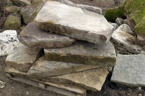 Kamenclub.ru: Песчаник плиты - плахи - пошаговые дорожки (фр. 70-150 мм)  купить в Сургуте песчаник серый бежевый желтый зеленый колотый песчаник строительный 6500 руб/т   фото КАМЕНЬ КЛУБ