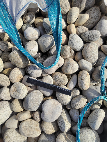 Kamenclub.ru: Галька речная окат (серо-белая) фр. 70-120 мм купить  в Сургуте галька галечник бело-серая, серо-белая, серая, белая речная природная галька  8000 руб/т   фото КАМЕНЬ КЛУБ