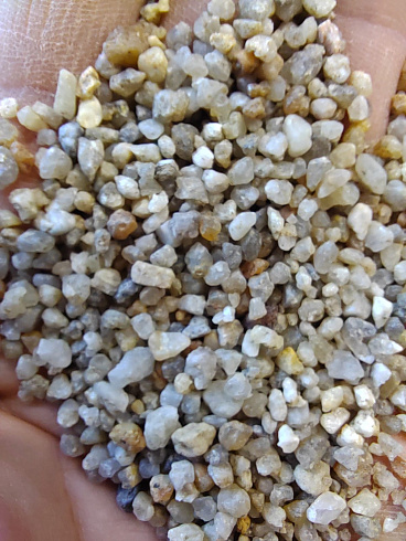 Кварцевый песок для площадок фр. 2-5 мм.  купить в Сургуте фото Камень Клуб