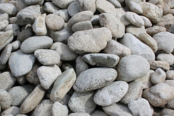 Kamenclub.ru: Бело-серый валунчик фр.100-300 мм.  купить в Сургуте крупный камень для ландшафта серый, белый бело-серый валун крупная галька 4500 руб/т   фото КАМЕНЬ КЛУБ