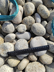 Kamenclub.ru: Галька речная окат (серо-белая) фр. 70-120 мм купить  в Сургуте галька галечник бело-серая, серо-белая, серая, белая речная природная галька  8000 руб/т   фото КАМЕНЬ КЛУБ