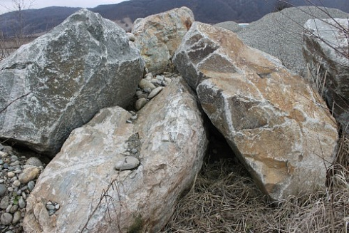 Kamenclub.ru: Гранит скальник (серо-зеленый) фр. 500-1500 мм.  купить в Сургуте гранит мрамор  серый зеленый темно-серый глыба скальная колотая ландшафтная 7 500 руб/т   фото КАМЕНЬ КЛУБ