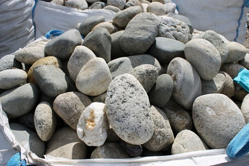 Kamenclub.ru: Речной валун (Ассорти) фр.100-300 мм.  купить в Сургуте галечник серый, темно-серый, светло-серый речная галька крупных размеров 4200 руб/т   фото КАМЕНЬ КЛУБ