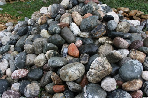 Kamenclub.ru: Ландшафтные валунчики фр.100-500 мм.  купить в Сургуте крупный природный камень серый, темно-серый, светло-серый речной валун крупный 4800 руб/т   фото КАМЕНЬ КЛУБ