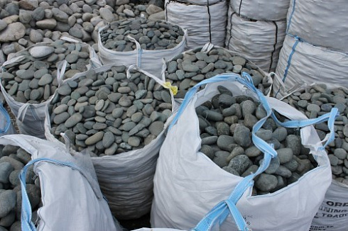 Kamenclub.ru: Темно-серый валунчик фр.100-300 мм.  купить в Сургуте крупный природный камень серый, темно-серый, светло-серый речная галька большого размера окатанная 4500 руб/т   фото КАМЕНЬ КЛУБ