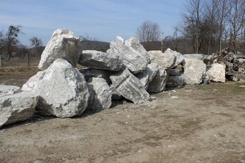 Kamenclub.ru: Мраморизированный известняк фр.500-1500 мм.  купить в Сургуте    10000 руб/т   фото КАМЕНЬ КЛУБ