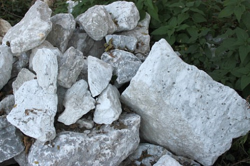 Kamenclub.ru: Мраморизированный известняк фр. 100-500 мм.  купить в Сургуте известняк серый белый темно-серый сероватый валун природного образования окатанный 10500 руб/т   фото КАМЕНЬ КЛУБ