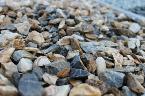 Kamenclub.ru: Мраморная крошка (щебень крошка медовый), фр. 10-20 мм.  купить в Сургуте песчаник бежевый, серый каменная ландшафтная крошка  12000 руб/т   фото КАМЕНЬ КЛУБ