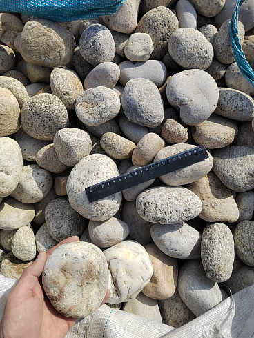 Kamenclub.ru: Галька речная окат (серо-белая) фр. 70-120 мм купить  в Сургуте галька галечник бело-серая, серо-белая, серая, белая речная природная галька  8000 руб/т   фото КАМЕНЬ КЛУБ