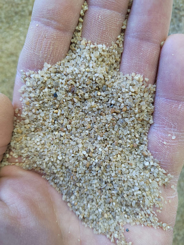 Кварцевый песок для площадок фр. 0,6-1,2 мм.  купить в Сургуте фото Камень Клуб