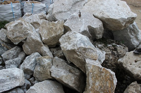 Kamenclub.ru: Мраморизированный известняк фр. 100-500 мм.  купить в Сургуте известняк серый белый темно-серый сероватый валун природного образования окатанный 10500 руб/т   фото КАМЕНЬ КЛУБ