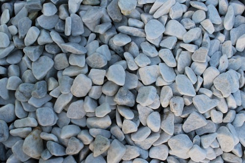 Kamenclub.ru: Мраморная крошка (щебень галтованный белый), фр.20-40 мм.  купить в Сургуте мрамор белый бежевый молочный мраморный щебень декоративный 17000 руб/т   фото КАМЕНЬ КЛУБ