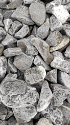 Kamenclub.ru: Щебень галтованный черный (мрамор) фр.40-70 мм.  купить в Сургуте мрамор черный с белыми прожилками, черный, белый щебень галтованный округлый 13500 руб/т   фото КАМЕНЬ КЛУБ