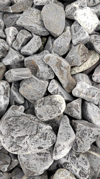 Kamenclub.ru: Щебень галтованный черный (мрамор) фр.40-70 мм.  купить в Сургуте мрамор черный с белыми прожилками, черный, белый щебень галтованный округлый 13500 руб/т   фото КАМЕНЬ КЛУБ