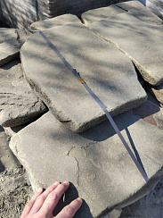 Kamenclub.ru: Песчаник пластушка светло-серый (4,0 - 6,0 см)  купить в Сургуте плитняк - пластушка светло-серый песчаник 12600 руб/м3   фото КАМЕНЬ КЛУБ