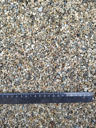 Kamenclub.ru: Галька речная окат (серая) фр.3-5 мм купить  в Сургуте галька речная серая бежевый темно-серый окатанный речной камень округлый 9500 руб/т   фото КАМЕНЬ КЛУБ