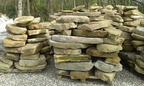 Kamenclub.ru: Песчаник плиты - плахи - пошаговые дорожки (фр. 70-150 мм)  купить в Сургуте песчаник серый бежевый желтый зеленый колотый песчаник строительный 6500 руб/т   фото КАМЕНЬ КЛУБ