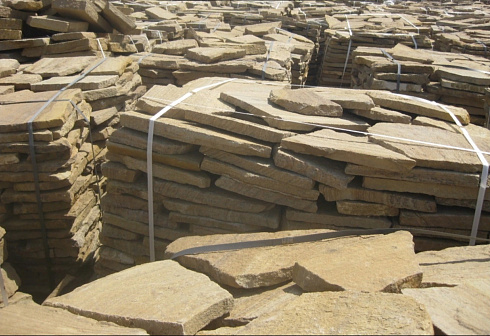 Kamenclub.ru: Песчаник пластушка желтый с рисунком (3 см)  купить в Сургуте песчаник желтый с рисунком, рыжий, желтый песчаник пластушка ландшафтная рваная 8 500 руб/м3   фото КАМЕНЬ КЛУБ