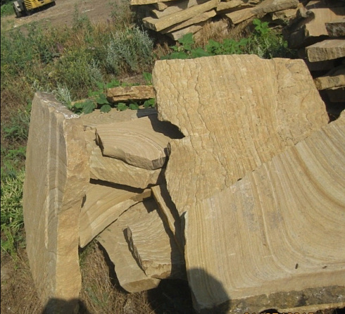 Kamenclub.ru: Форматный камень (плаха) пошаговая дорожка от 70-150 см (4 -12 см)  купить в Сургуте плитняк  форматный плаха желтый песчаник 9 000 руб/т   фото КАМЕНЬ КЛУБ