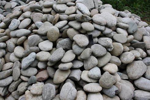 Kamenclub.ru: Галька речная плоская (бело-серая) фр. 100-200-300 мм. купить  в Сургуте галька речная плоская серый, белый, бело-серый, серо-белый речная галька плоская  9000 руб/т   фото КАМЕНЬ КЛУБ