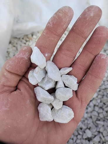 Kamenclub.ru: Мраморная крошка, щебень, цвет-белый, фр. 10-20 мм.  купить в Сургуте мрамор белый, молочный айвори каменная ландшафтная декоративная крошка шебня 12000 руб/т   фото КАМЕНЬ КЛУБ