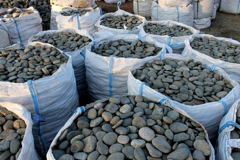 Kamenclub.ru: Галька речная плоская (темно-серая) фр. 100-200-300 мм. купить  в Сургуте галька речная плоская темно-серый, серый, синий речной галечник плоский 9000 руб/т   фото КАМЕНЬ КЛУБ