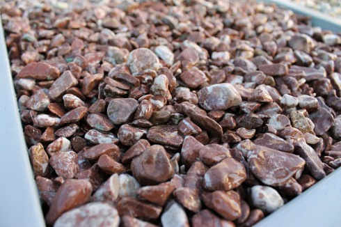 Kamenclub.ru: Мраморная крошка (щебень галтованный розовый) фр.10-20 мм.  купить в Сургуте мрамор розовый, красный ландшафтный декоративный окатанный округлый щебень 15000 руб/т   фото КАМЕНЬ КЛУБ