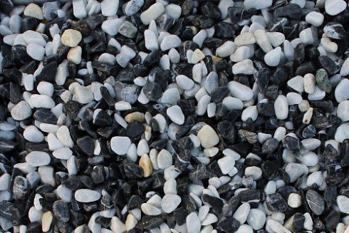 Kamenclub.ru: Мраморная крошка (щебень крошка микс : белый-черный-розовый) фр. 5-10 мм.  купить в Сургуте мрамор белый, черный, розовый, разноцветный микс декоративная мраморная каменная крошка 12000 руб/т   фото КАМЕНЬ КЛУБ