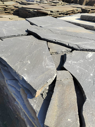 Kamenclub.ru: Песчаник пластушка светло-серый (2,0 см)  купить в Сургуте плитняк- ластушка светло-серый, серый рваный ландшафтный плитняк колотый 13800 руб/м3   фото КАМЕНЬ КЛУБ