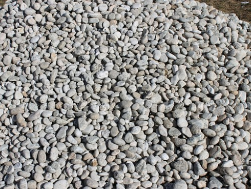 Kamenclub.ru: Галька речная окат (серо-белая) фр. 70-120 мм купить  в Сургуте галька галечник бело-серая, серо-белая, серая, белая речная природная галька  8000 руб/т   фото КАМЕНЬ КЛУБ