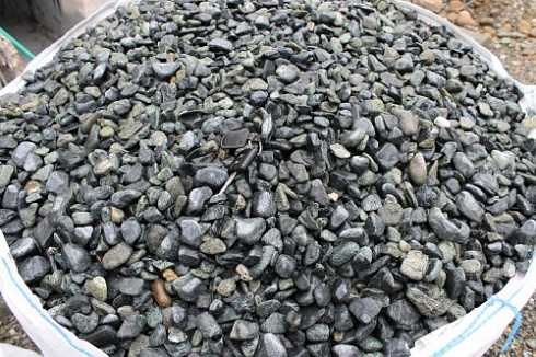 Kamenclub.ru: Щебень галтованный зеленый (змеевик) фр. 20-40 мм.  купить в Сургуте мрамор зеленый, салатовый оголтованный щебень мраморный 12500 руб/т   фото КАМЕНЬ КЛУБ