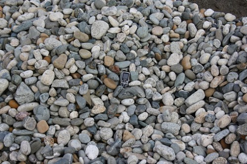 Kamenclub.ru: Галька речная окат (ассорти) фр. 50-100 мм. купить  в Сургуте галька природная округлая серая белая черная серая коричневая синяя галька речная окатанная округлая 6200 руб/т   фото КАМЕНЬ КЛУБ