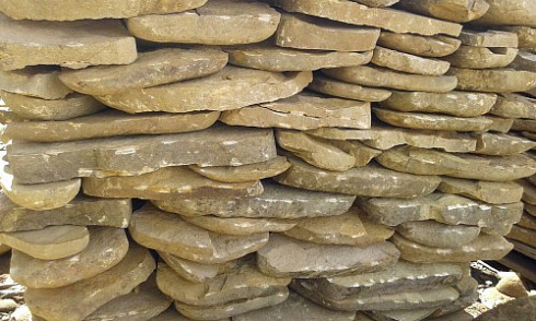 Kamenclub.ru: Песчаник колотый для облицовки (фр. 2-3 см)  купить в Сургуте песчаник бежевый серый рыжий песчаник строительный 5000 руб/т   фото КАМЕНЬ КЛУБ