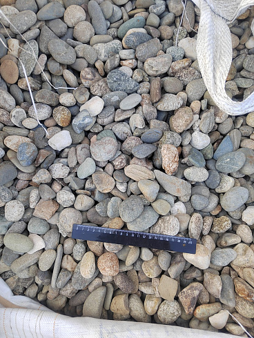 Kamenclub.ru: Галька речная окат (пестрая) фр. 20-40 мм. купить  в Сургуте галька речная пестрая, серая, серые оттенки галька речная окатанная округлая 5000 руб/т   фото КАМЕНЬ КЛУБ