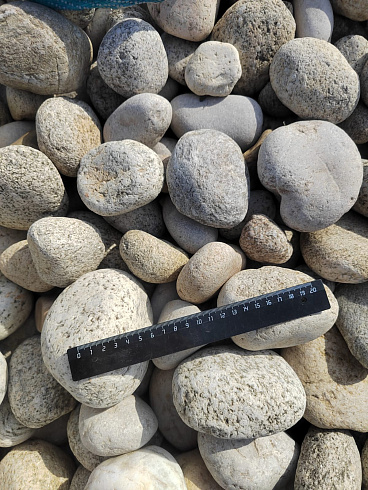 Kamenclub.ru: Галька речная окат (серо-белая) фр. 70-120 мм купить  в Сургуте галька галечник бело-серая, серо-белая, серая, белая речная природная галька  8000 руб/т   фото КАМЕНЬ КЛУБ