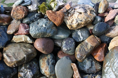 Kamenclub.ru: Ландшафтные валунчики фр.100-500 мм.  купить в Сургуте крупный природный камень серый, темно-серый, светло-серый речной валун крупный 4800 руб/т   фото КАМЕНЬ КЛУБ