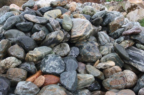 Kamenclub.ru: Ландшафтные валунчики фр.100-500 мм.  купить в Сургуте крупный природный камень серый, темно-серый, светло-серый речной валун крупный 4800 руб/т   фото КАМЕНЬ КЛУБ