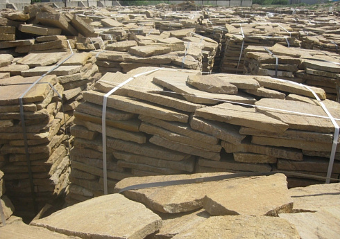 Kamenclub.ru: Песчаник пластушка желтый с рисунком (3 см)  купить в Сургуте песчаник желтый с рисунком, рыжий, желтый песчаник пластушка ландшафтная рваная 8 500 руб/м3   фото КАМЕНЬ КЛУБ