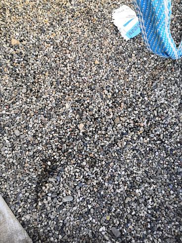 Kamenclub.ru: Галька речная окат (серая) фр.3-5 мм купить  в Сургуте галька речная серая бежевый темно-серый окатанный речной камень округлый 9500 руб/т   фото КАМЕНЬ КЛУБ