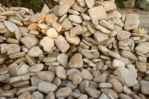 Kamenclub.ru: Песчаник для мощения дорожек, площадок, парковок ( фр 5-10 см)  купить в Сургуте песчаник  серый желтый коричневый рыжий песчаник оголтованный окатанный 6500 руб/т   фото КАМЕНЬ КЛУБ