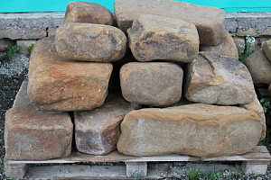 Kamenclub.ru: Песчаник для строительства и кладки (фр. 200-400 мм)  купить в Сургуте песчаник бежевый серый рыжий желтый блоки для строительства из песчаника 6500 руб/т   фото КАМЕНЬ КЛУБ