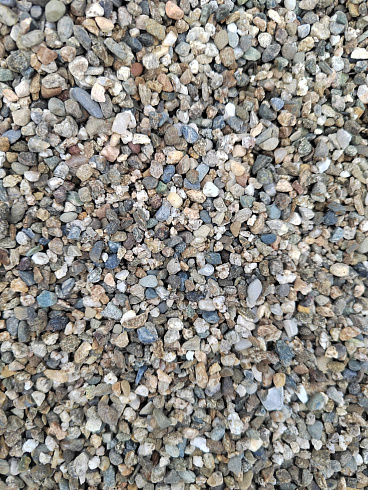 Kamenclub.ru: Галька речная окат (серая) фр.3-5 мм купить  в Сургуте галька речная серая бежевый темно-серый окатанный речной камень округлый 9500 руб/т   фото КАМЕНЬ КЛУБ