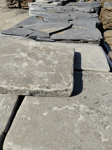 Kamenclub.ru: Песчаник пластушка светло-серый (3,0 см)  купить в Сургуте песчаник светло-серый, серый песчаник рваный ландшафтный колотый 13800 руб/м3   фото КАМЕНЬ КЛУБ