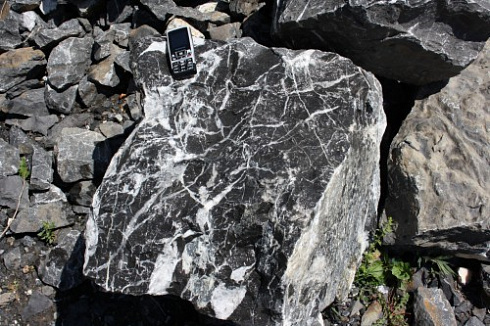 Kamenclub.ru: Черный мрамор скальник фр. 1000-1500 мм.  купить в Сургуте мрамор черный белый серый крупный колотый валун ландшафтный 9000 руб/т   фото КАМЕНЬ КЛУБ