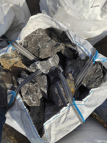 Kamenclub.ru: Черный мрамор скальник фр. 100-500 мм.  купить в Сургуте мрамор черный белый серый крупный колотый валун ландшафтный 8500 руб/т   фото КАМЕНЬ КЛУБ