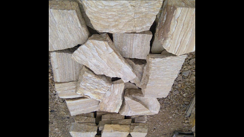 Kamenclub.ru: Песчаник пластушка желтый с рисунком (4-6 см)  купить в Сургуте плитняк пластушка желтый с рисунком песчаник 9 000 руб/м3   фото КАМЕНЬ КЛУБ