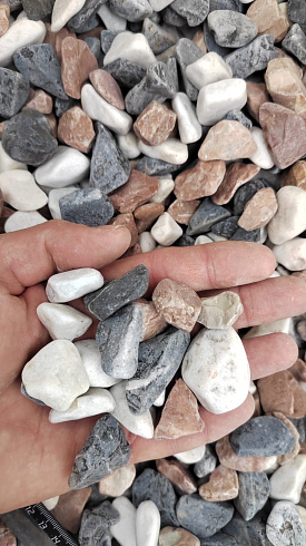 Kamenclub.ru: Мраморная крошка (щебень галтованный микс:белый-зеленый-розовый) фр.20-40 мм.  купить в Сургуте мрамор белый, зеленый, розовый мрамор декоративный (галтовка) 15500 руб/т   фото КАМЕНЬ КЛУБ